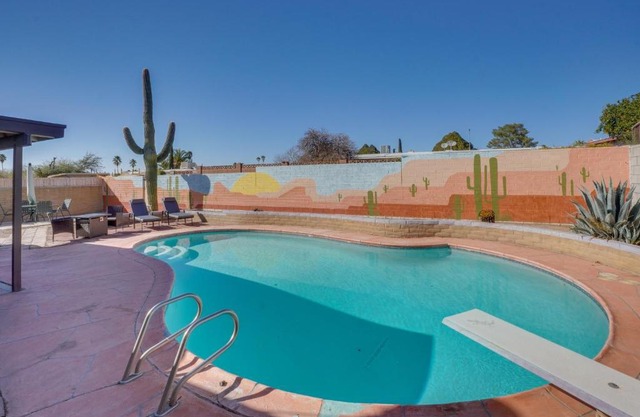 5 Mi to Saguaro National Park Desert Gem with Pool!