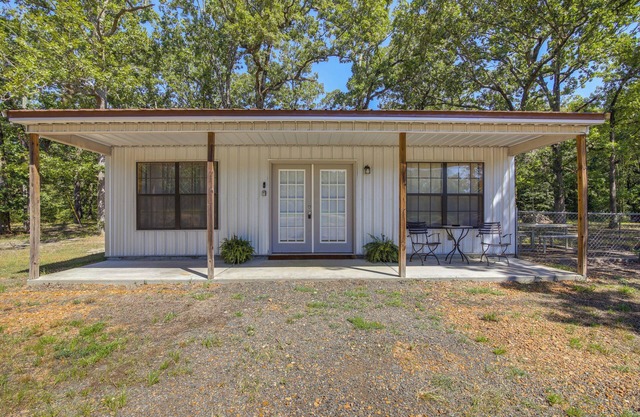 5 Mi to Sardis Lake: Pet-Friendly Cabin Rental