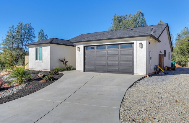 5 Mi to Shasta Lake: Newly Built Home w/ Backyard!