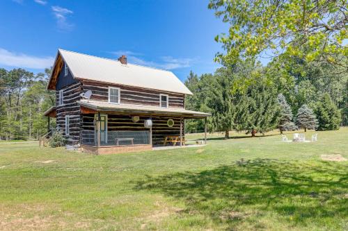 5 Mi to State Parks Penfield Cabin with Fire Pit!
