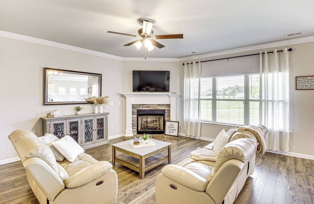 5 Mi to The Square: Athens Home w/ Pool Access!