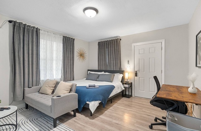 5 Miles From Downtown Tampa - 2 bedroom 2 bath
