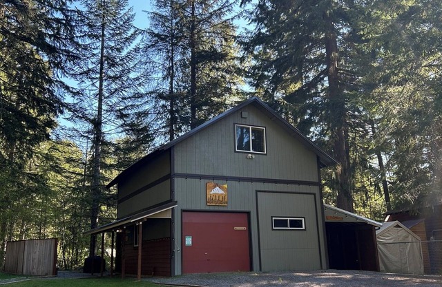 Dog friendly 5 miles to Mt. Rainier Nisqually entrance
