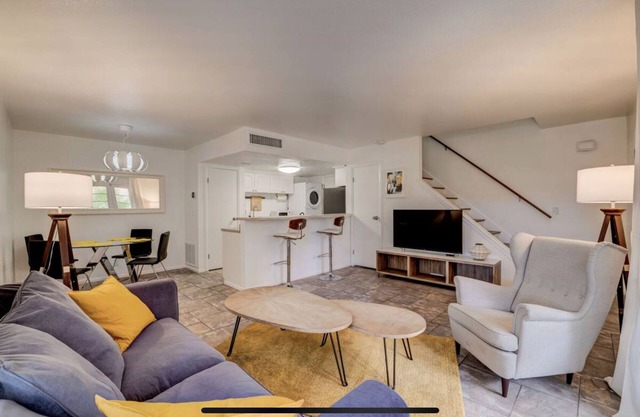 5 Min from strip. Next UNLV, STRBCKS, Restaurants.