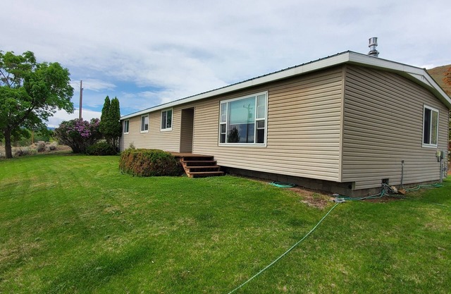5 min from town, clean, comfortable, and quiet.