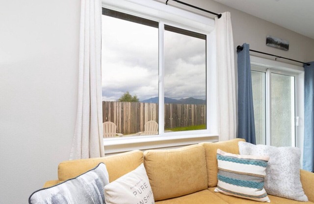 5 min to Bike Trails~Redding Retreat