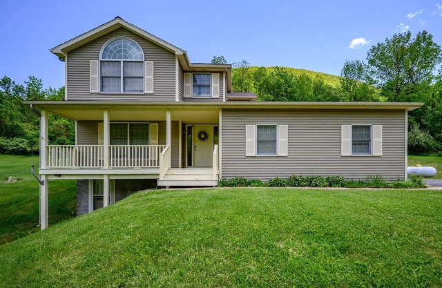 5 min to Canandaigua Lake, Hiking, Private Trails connect to County Trails