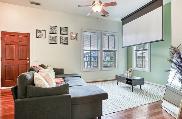 5 min to DT - Summer Getaway - Private Balcony + Telescope