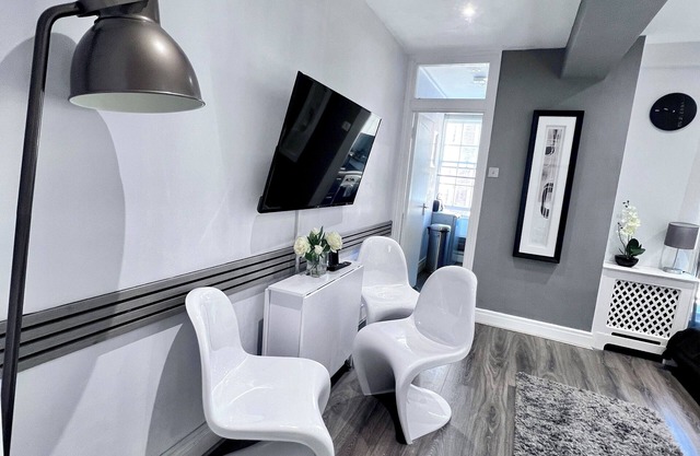 5 min to Hyde Park! Family-sized condo with washer/dryer & free wi-fi