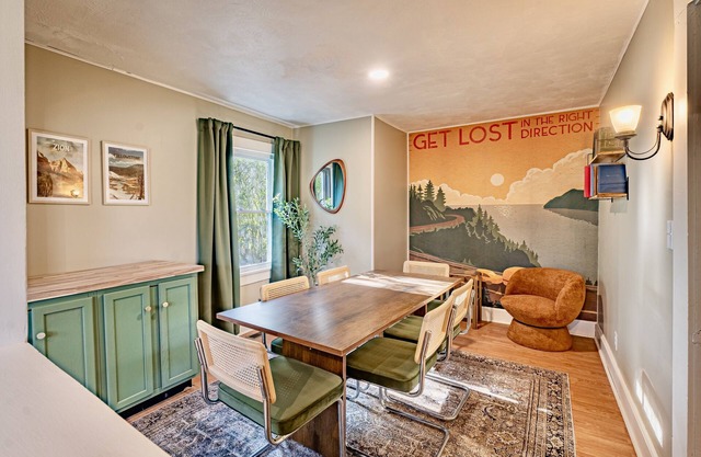 5 min to NRG Park + hot tub + fire pit + game room