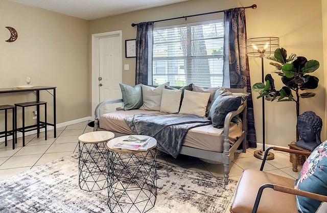 5 Min Walk Downtown Cozy Retreat, Ultra Wi-Fi, Comfy beds, Full Kitchen!