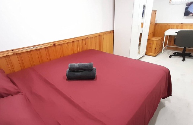 5 Min Walk to Algonquin College - Private Rooms - Female Students Only