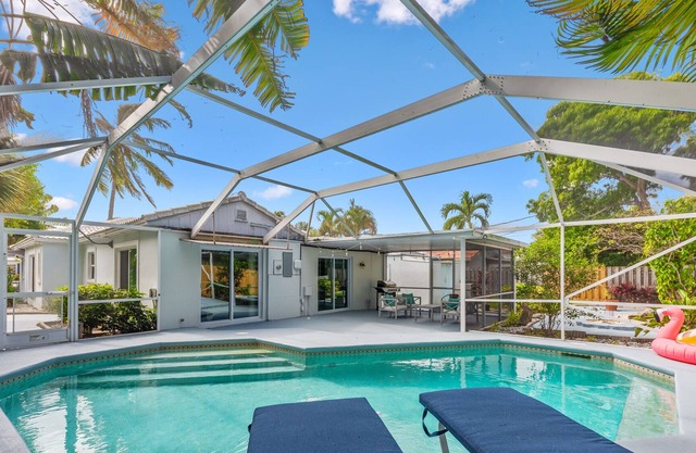 5 min Walk to Beach ~ Pool ~ Beach Chairs