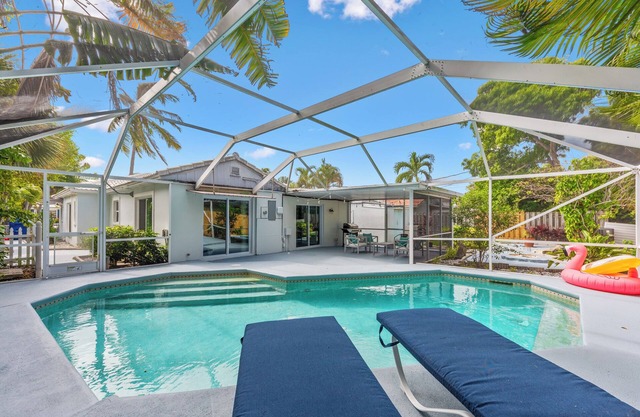 5 min Walk to Beach ~ King Bed ~ Beach Chairs