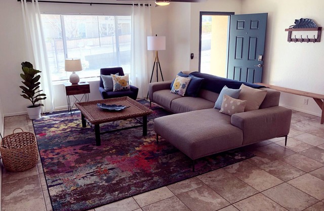 5 Min Walk to Joshua Tree Village w/RV Parking& 15 Min Drive West Park Entrance