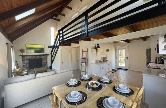 5 min walk to ski lifts & lodge! 25% off ski lifts & tubing! Modern, clean home!