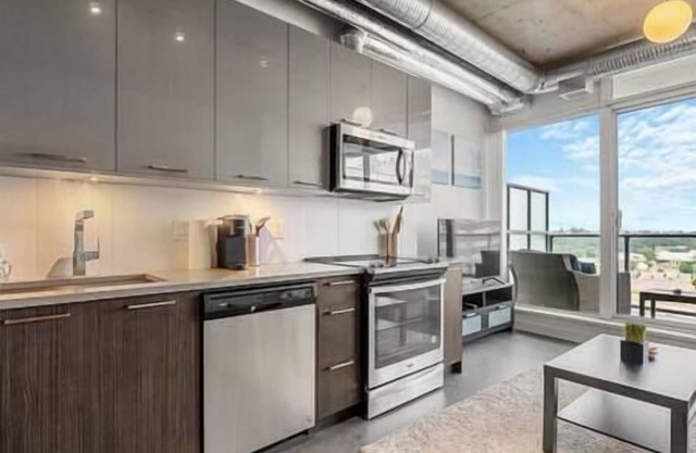 5 min walk to Stampede | 2BR |AC |Near Frt Calgary