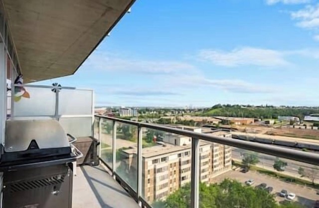 5 min walk to Stampede | 2BR |AC |Near Frt Calgary