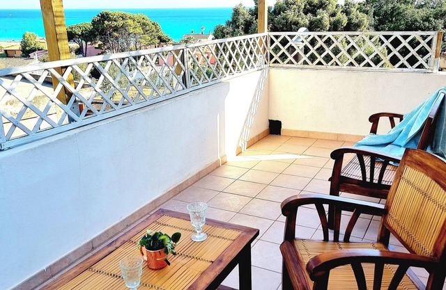 5 min walk to the beach!Stylish home with views.