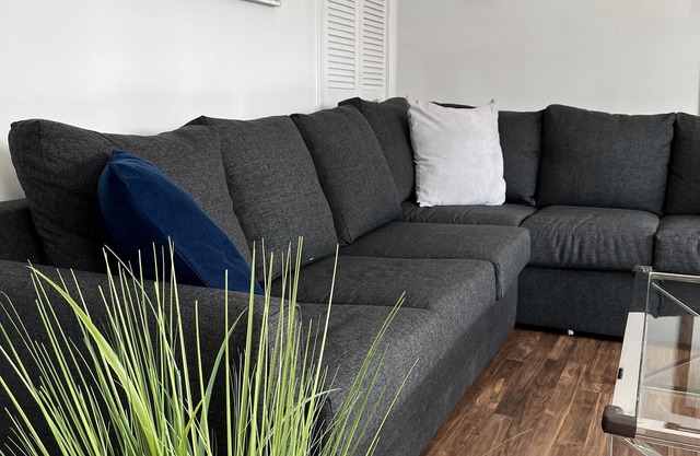 5 min walk to the falls Canada 20 Guest unit!! Modern,