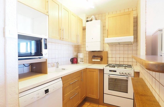5 min walk to the beach, quiet location, sleeps 4, fully equipped with storeroom, parking and.