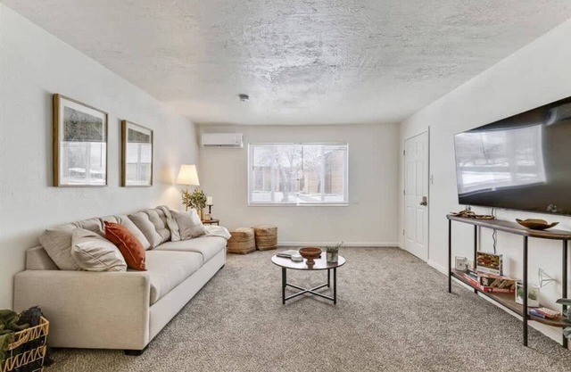 5 Mins off i15, Pickle Ball Courts Close By!