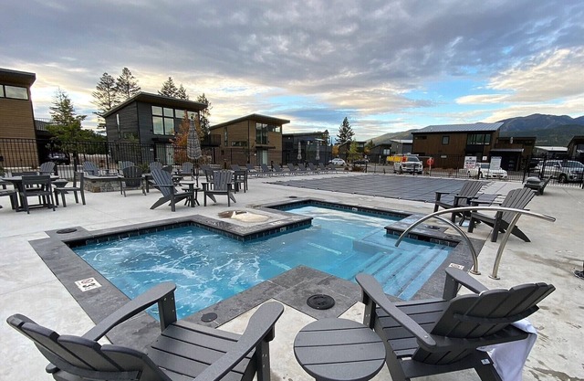 5 Mins to City Beach & DT WF, 35 Mins. to Glacier Park, Clubhouse Pool + Hot Tub