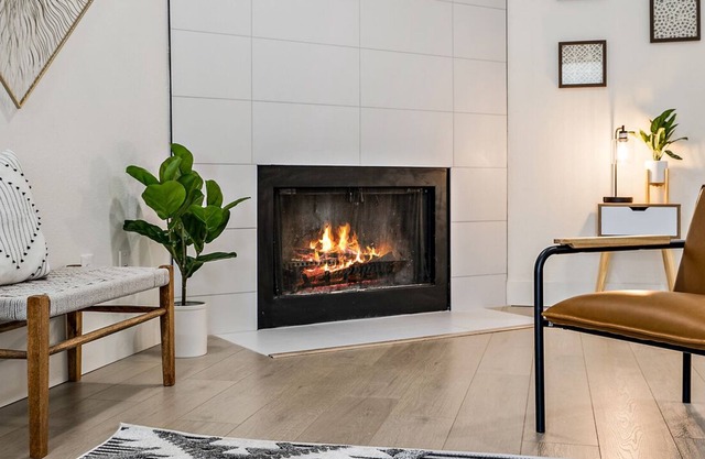 5 Mins to downtown - game-room and fire-pit and fenced yard