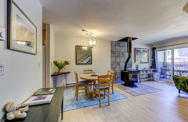 5 mins to Pearl Street Mall and 1 min walk to gorgeous trails!!!