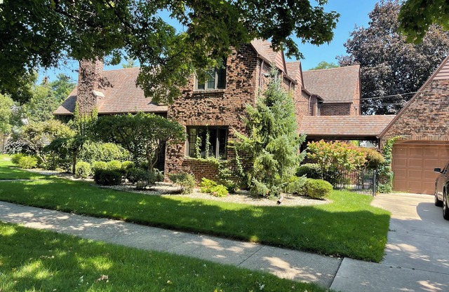 5 minute drive to Notre Dame- 1.7 miles from campus!