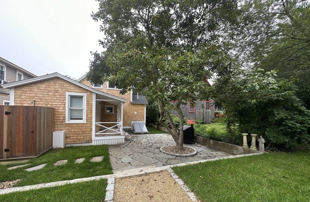 5 minute walk to Oak Bluffs Town, AC, WiFi, new renovation, pet friendly