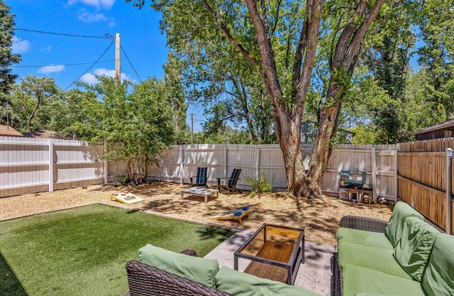 5 minute walking to downtown, NAU, coffee shops, shopping, parks and more!