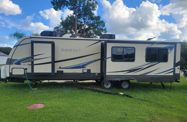 5 minutes away from Sebring FL