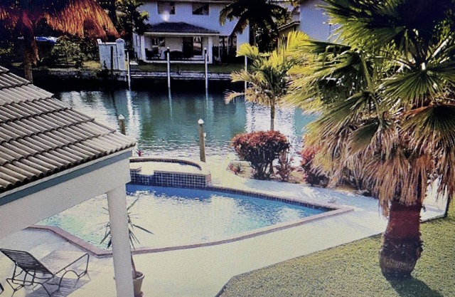 5 minutes to the beach, water front location, family size condo with jacuzzi tub
