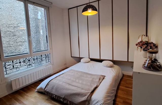 5 MINUTES FROM PLACE LA NATION. STUDIO PARIS. LEFT RIVER