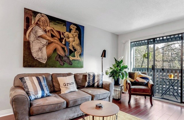 5 minutes from the beach! Kitsilano lifestyle apartment with a beautiful balcony