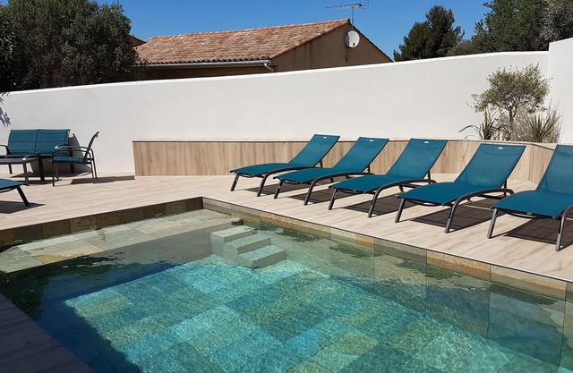 Villa mit Swimmingpool, Kegelbahn, Flipper und Tischfußball