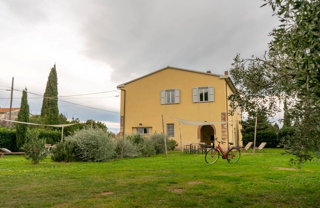 Erdgeschoss mit großem privaten Garten, separatem Eingang, 5 Minuten vom Meer