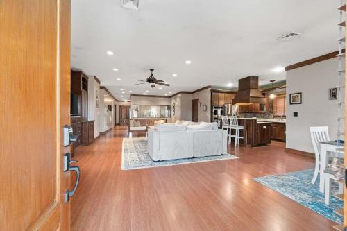 5 Minutes to Campbell - Clarksville Craftsman