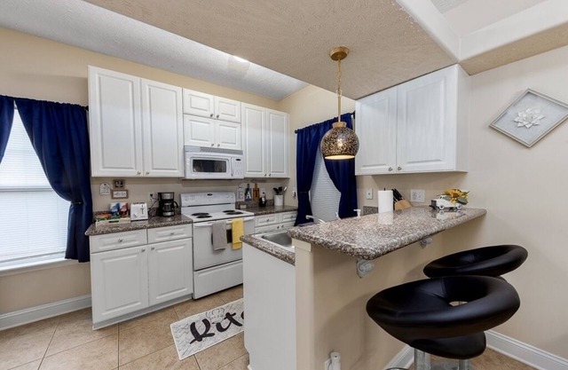 5 minutes to Cherry point! Family-sized townhouse with fireplace & balcony