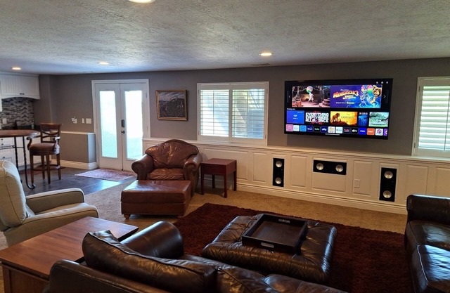 5 minutes to Lagoon and Station Park! Private Guest Suite in Excellent Location