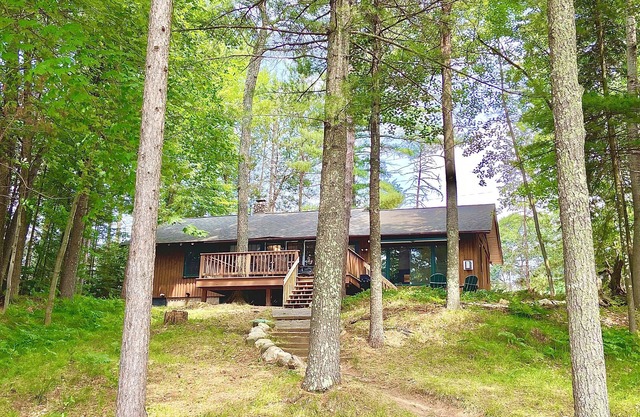 5 Minutes to Minocqua! Family-size Lake Home with Pier