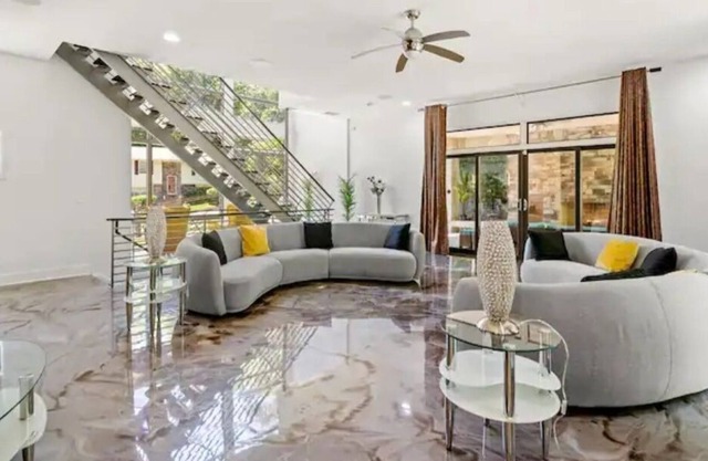 5 minutes to the theme park! Family-sized condo with game room & deck...