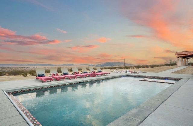 5 quiet acres.Gorgeous pool, spa, outdoor grill, firepit & fireplace.Near Park.