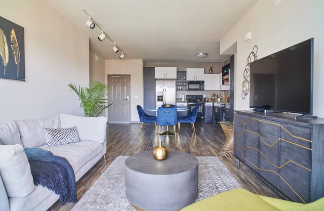 ★ 5 ★ Retreat Pool View Condo 2 BR & 2 BA in der Nähe von Venice Beach + Free Pkg + Gym ★★★