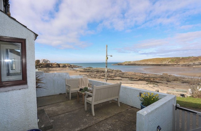 5 SEA VIEW STREET, family friendly, with open fire in Cemaes Bay