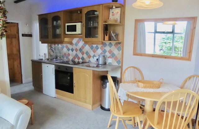 A5 ~ kurzer Spaziergang zum Strand von Portreath ~ Pubs & Shops ~ FAB POOL + HOTUB + GARDEN + BBQ + WIFI