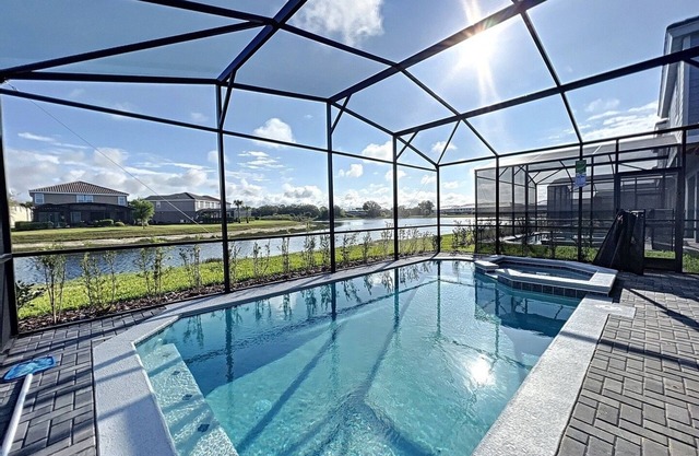 5⭐ Solterra Villa with Lake View 20% Off Nightly Rent Thru Sept 30!