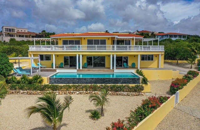 Modern and luxurious Villa with Ocean View, and huge Pool!