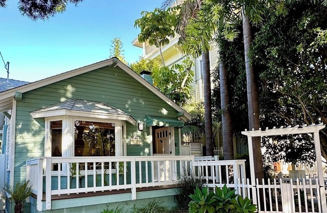 5-STERNE * Beach Bunny Cottage Ferienwohnung in Santa Barbara 2 Blocks zum Strand!